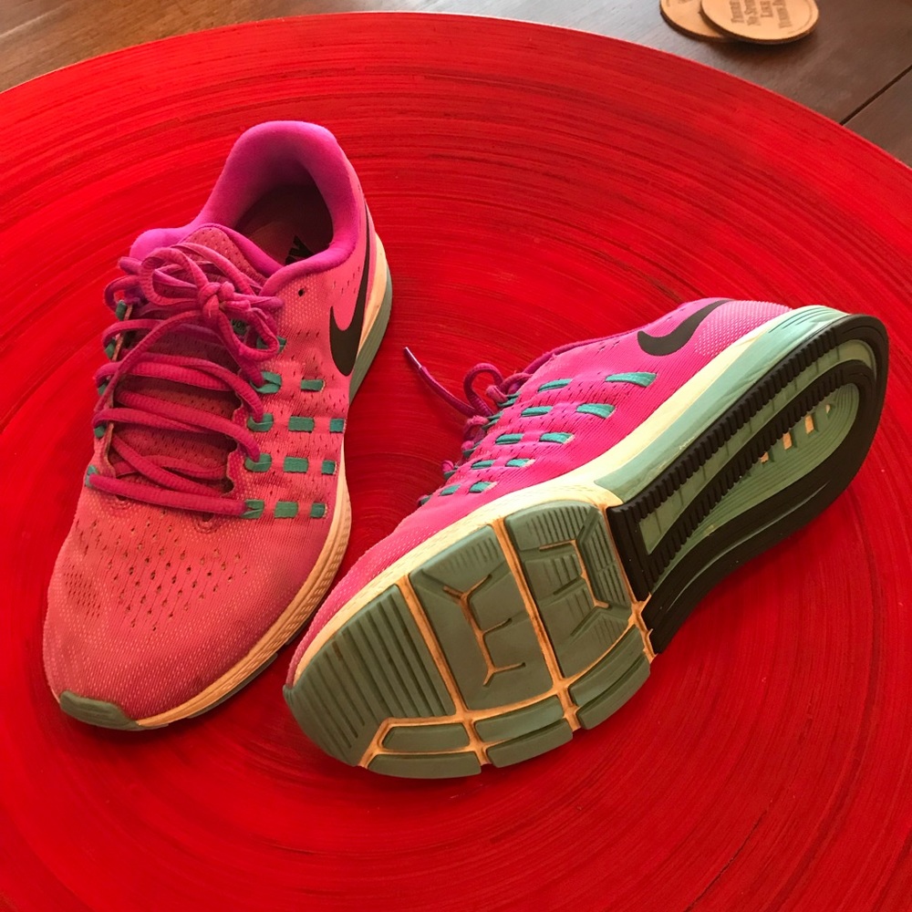 Like new, gently worn, no tread ware, super buy.